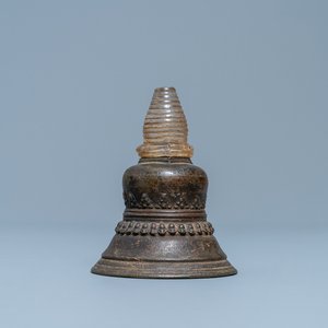Een bronzen stoepa met bergkristallen yasti, Tibet, 18e eeuw — foto 1