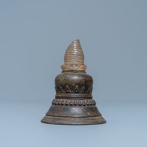 Een bronzen stoepa met bergkristallen yasti, Tibet, 18e eeuw — foto 2