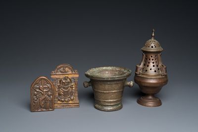 Een bronzen vijzel, een wierookvat en twee paxtafels waarvan één verguld, West-Europa, 16/17e eeuw