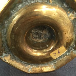 Een bronzen wijwateremmer en vier diverse miniatuur kandelaars, 16/17e eeuw en later — foto 12