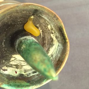 Een bronzen wijwateremmer en vier diverse miniatuur kandelaars, 16/17e eeuw en later — foto 13