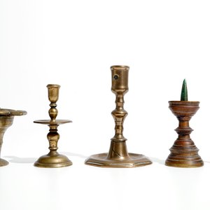 Een bronzen wijwateremmer en vier diverse miniatuur kandelaars, 16/17e eeuw en later — foto 5