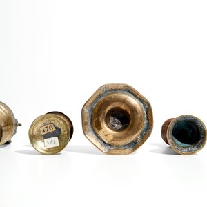 Een bronzen wijwateremmer en vier diverse miniatuur kandelaars, 16/17e eeuw en later — foto 7