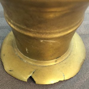 Een bronzen wijwateremmer en vier diverse miniatuur kandelaars, 16/17e eeuw en later — foto 8