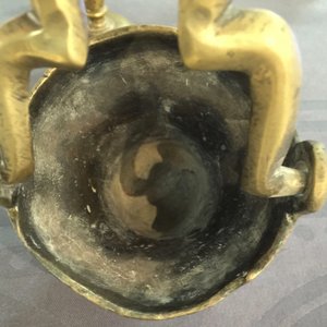 Een bronzen wijwateremmer en vier diverse miniatuur kandelaars, 16/17e eeuw en later — foto 9