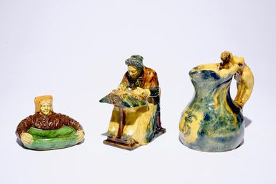 Een Brugs art nouveau kruikje en twee figuren in Vlaams aardewerk, wellicht Vandevoorde, 20e eeuw