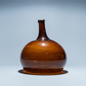 Een bruine glazen fles, 18e eeuw — foto 2