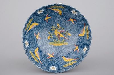 Een Brusselse saladier met vogels op blauwe fondkleur, 18e eeuw