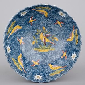 Een Brusselse saladier met vogels op blauwe fondkleur, 18e eeuw — foto 1