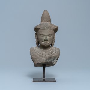 Een buste van Vishnu in grijze zandsteen, Cambodja, Khmer, Angkor Wat periode, 12e eeuw — foto 2