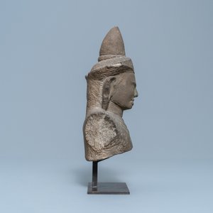 Een buste van Vishnu in grijze zandsteen, Cambodja, Khmer, Angkor Wat periode, 12e eeuw — foto 3
