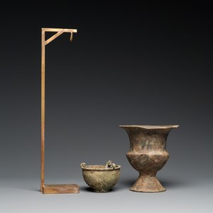 Een Byzantijns-Romeinse bronzen vaas en een hangende wierookbrander, 5/7e eeuw — foto 7