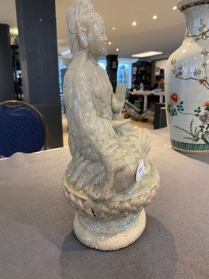 Een celadon geglazuurde figuur van Quan Am, Noord-Vietnam, 17/18e eeuw — foto 2