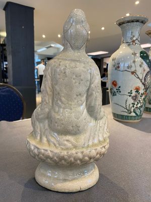 Een celadon geglazuurde figuur van Quan Am, Noord-Vietnam, 17/18e eeuw — foto 3