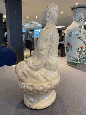 Een celadon geglazuurde figuur van Quan Am, Noord-Vietnam, 17/18e eeuw — foto 4