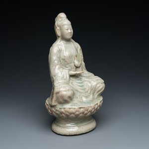 Een celadon geglazuurde figuur van Quan Am, Noord-Vietnam, 17/18e eeuw — foto 1