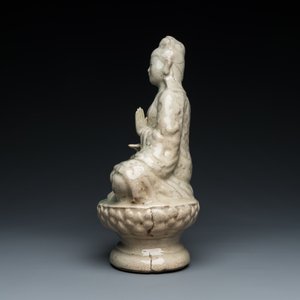 Een celadon geglazuurde figuur van Quan Am, Noord-Vietnam, 17/18e eeuw — foto 3