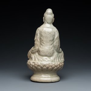 Een celadon geglazuurde figuur van Quan Am, Noord-Vietnam, 17/18e eeuw — foto 4