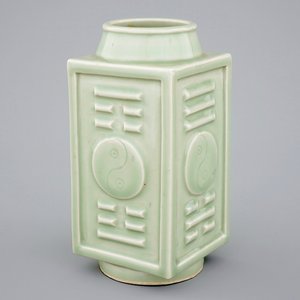 Een celadon glazuur cong vaas met Yongzheng zes-karaktermerk, 19/20e eeuw — foto 1