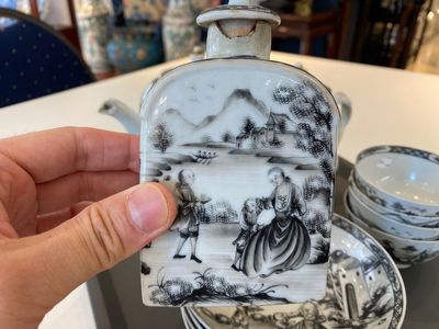 Een Chinees 11-delig grisaille theeservies met decor van een Europese dame met kind, Qianlong — foto 4