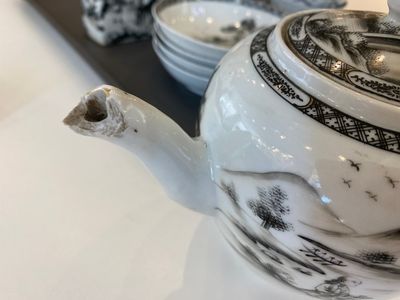 Een Chinees 11-delig grisaille theeservies met decor van een Europese dame met kind, Qianlong — foto 6