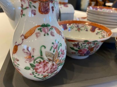 Een Chinees 20-delig famille rose theeservies met floraal decor, Qianlong — foto 3