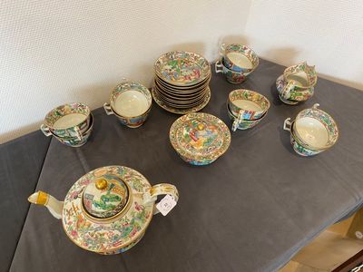 Een Chinees 24-delig Canton famille rose theeservies, 19e eeuw — foto 1