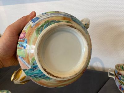 Een Chinees 24-delig Canton famille rose theeservies, 19e eeuw — foto 12