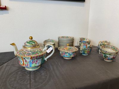 Een Chinees 24-delig Canton famille rose theeservies, 19e eeuw — foto 2