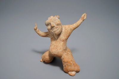 Een Chinees aardewerken beeld van een mannelijke danser, Han