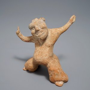 Een Chinees aardewerken beeld van een mannelijke danser, Han — foto 1