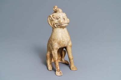 Een Chinees aardewerken model van een kylin, Tang