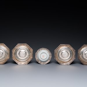 Een Chinees achtdelig famille rose millefleurs theeservies met zilveren montuur, Qianlong merk, 20e eeuw — foto 4