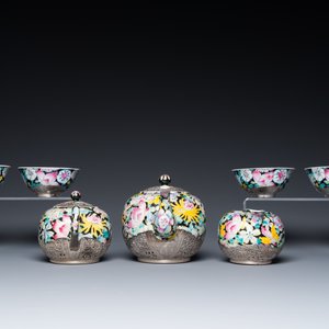 Een Chinees achtdelig famille rose millefleurs theeservies met zilveren montuur, Qianlong merk, 20e eeuw — foto 7