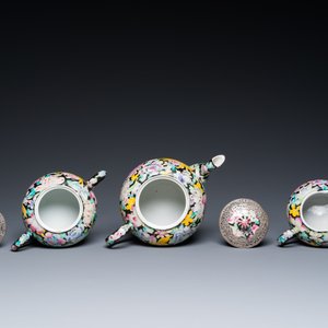 Een Chinees achtdelig famille rose millefleurs theeservies met zilveren montuur, Qianlong merk, 20e eeuw — foto 9