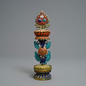 Een Chinees altaarornament in verguld brons en cloisonné, 19e eeuw — foto 3