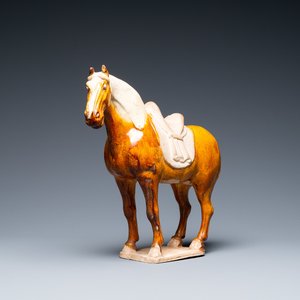 Een Chinees amber- en beige-geglazuurd aardewerken model van een paard, Tang — foto 1