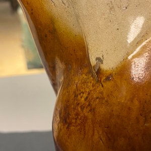 Een Chinees amber- en beige-geglazuurd aardewerken model van een paard, Tang — foto 15
