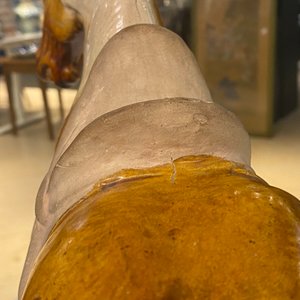 Een Chinees amber- en beige-geglazuurd aardewerken model van een paard, Tang — foto 17