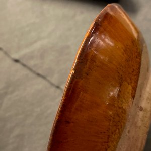 Een Chinees amber geglazuurd bord met reliëfdecor, Liao (916-1125) — foto 5