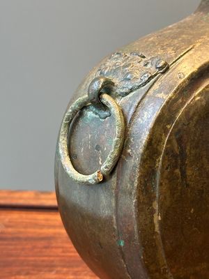 Een Chinees archaïsch bronzen vat, 'Bianhu', Han — foto 11