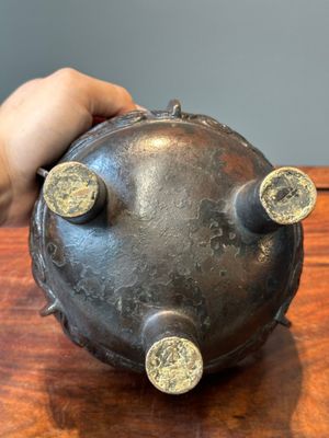 Een Chinees archaïsch bronzen wierookvat op drie poten, 'ding', Song/Ming — foto 11