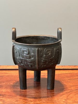 Een Chinees archaïsch bronzen wierookvat op drie poten, 'ding', Song/Ming — foto 3