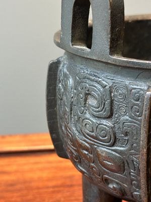 Een Chinees archaïsch bronzen wierookvat op drie poten, 'ding', Song/Ming — foto 8