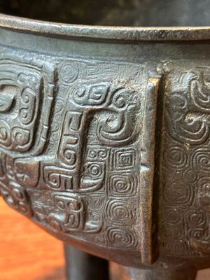 Een Chinees archaïsch bronzen wierookvat op drie poten, 'ding', Song/Ming — foto 9