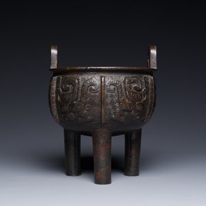 Een Chinees archaïsch bronzen wierookvat op drie poten, 'ding', Song/Ming — foto 2