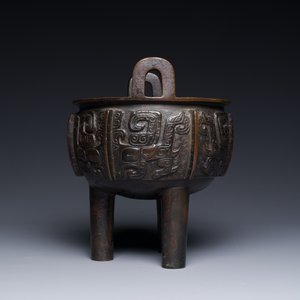 Een Chinees archaïsch bronzen wierookvat op drie poten, 'ding', Song/Ming — foto 3