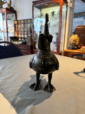 Een Chinees archaïsch bronzen wijnvat in de vorm van een gans, Song — foto 2