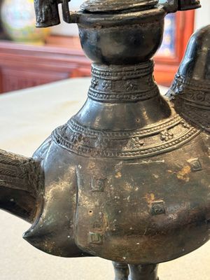 Een Chinees archaïsch bronzen wijnvat in de vorm van een gans, Song — foto 5