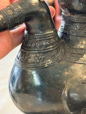 Een Chinees archaïsch bronzen wijnvat in de vorm van een gans, Song — foto 10